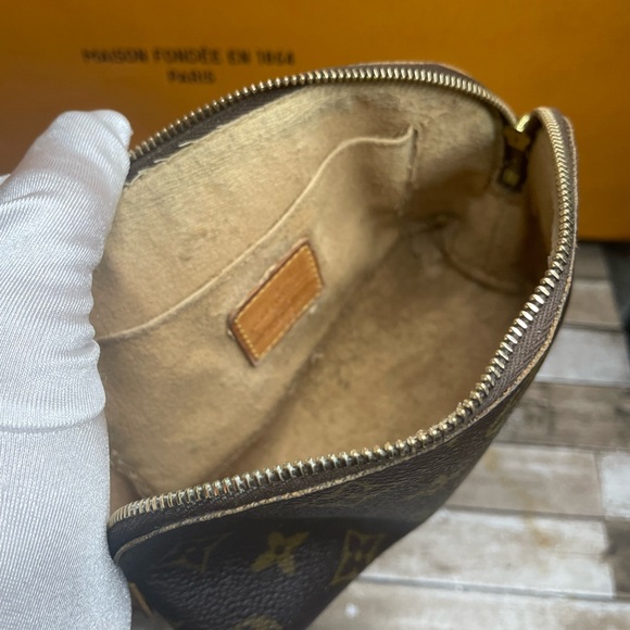 Louis Vuitton Pouch - Picture 11 of 16